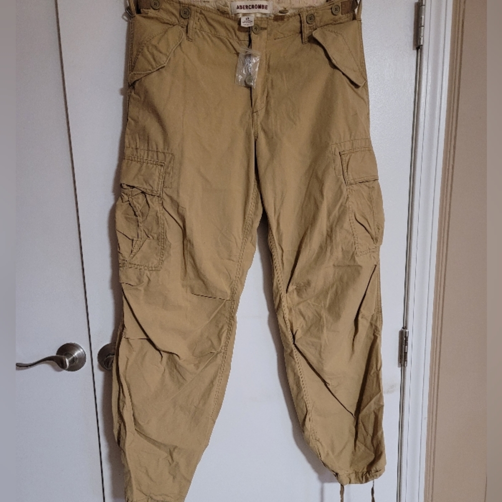 NWT. Y2K Abercrombie Khaki Cargo Pants